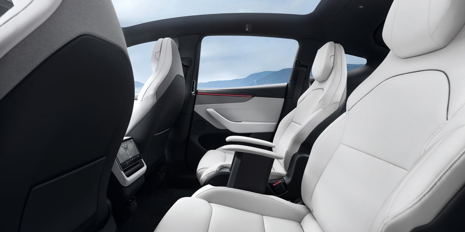 Tesla Model Y L 官方后排空间图