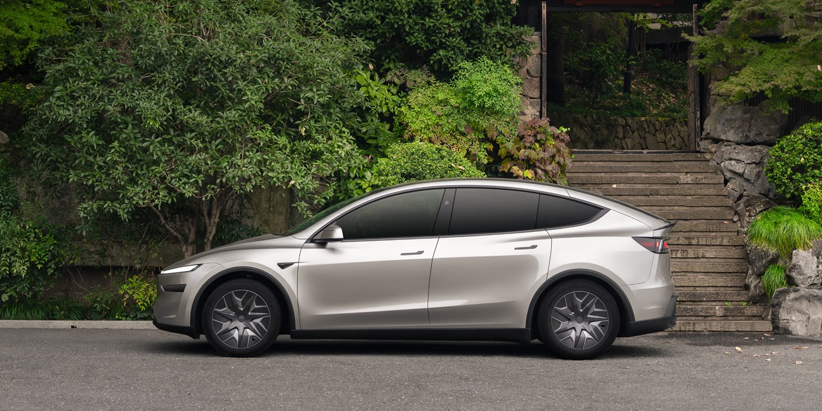 Tesla Model Y L 官方道路侧面图